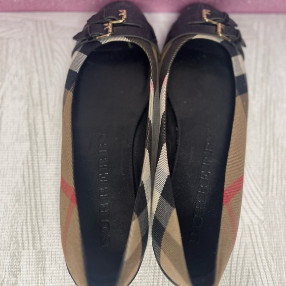 Burberry Women's Black and Tan Flats - Picture 3 of 4